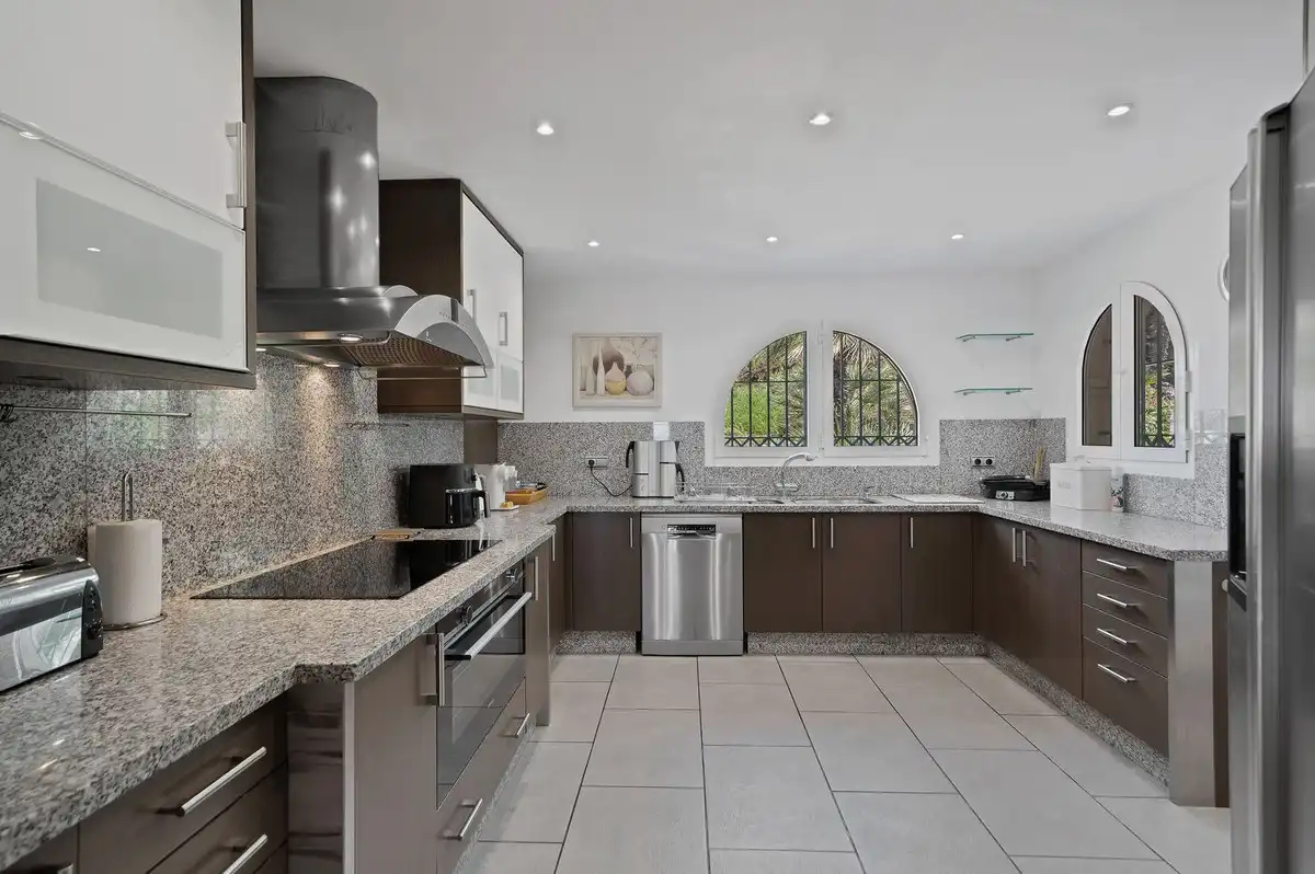 Cocina de Casa o chalet en venta en Marbella con Aire acondicionado, Calefacción y Jardín privado
