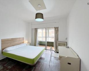 Dormitori de Apartament per a compartir en  Granada Capital amb Calefacció, Moblat i Rentadora