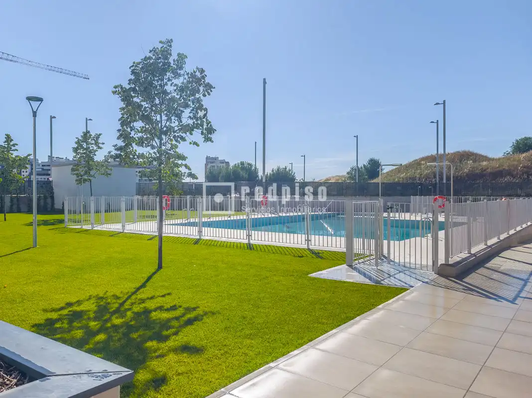 Piscina de Piso en venta en Madrid con Aire acondicionado, Calefacción y Jardín privado