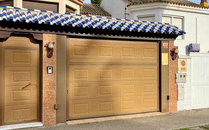 Vista exterior de Casa adosada en venda en El Puerto de Santa María amb Aire condicionat, Jardí privat i Terrassa