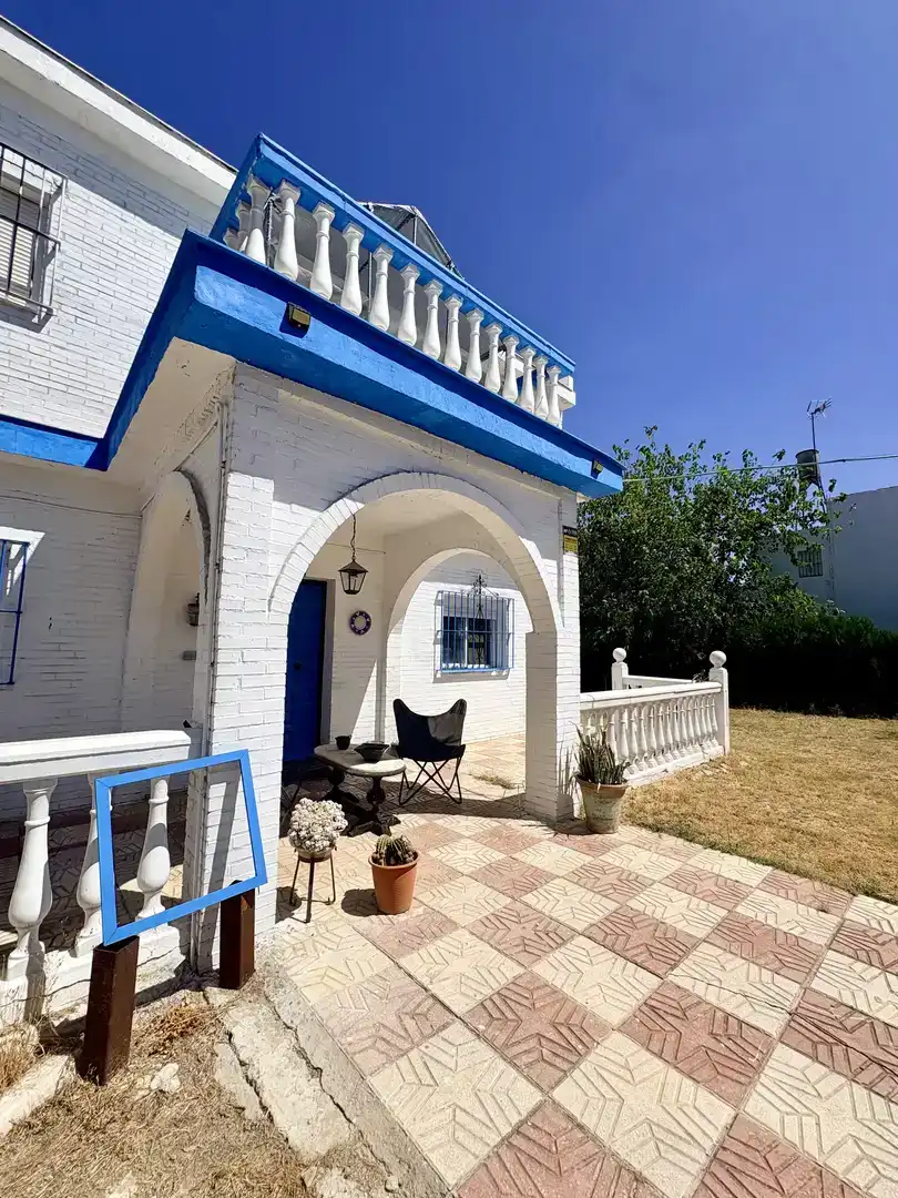 Vista exterior de Casa o xalet en venda en Carmona amb Aire condicionat, Jardí privat i Traster