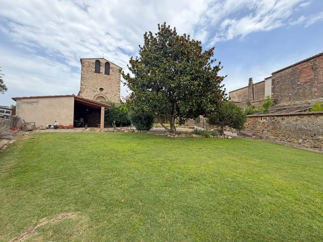 Vista exterior de Finca rústica en venda en La Tallada d'Empordà amb Aire condicionat, Calefacció i Jardí privat