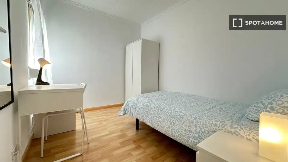 Habitación de Piso de alquiler en Alcalá de Henares con Aire acondicionado, Calefacción y Amueblado