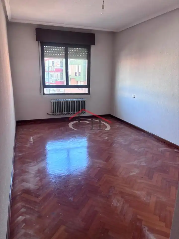 Pis en venda en León Capital  amb Calefacció, Terrassa i Traster