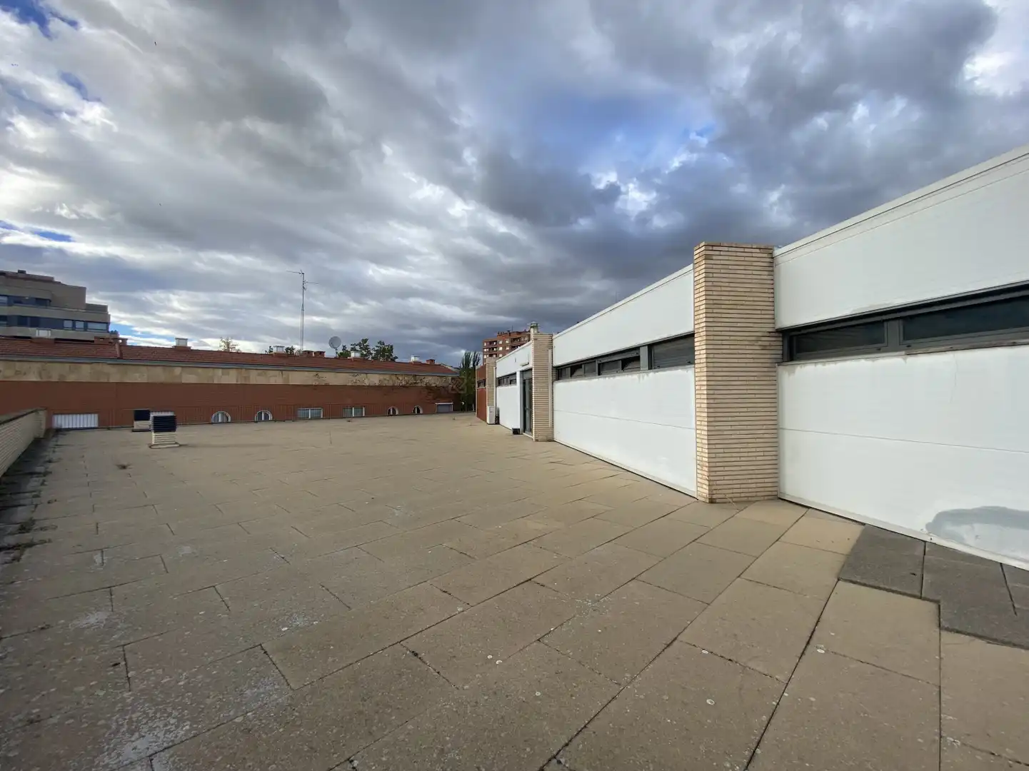 Vista exterior de Local de lloguer en  Logroño