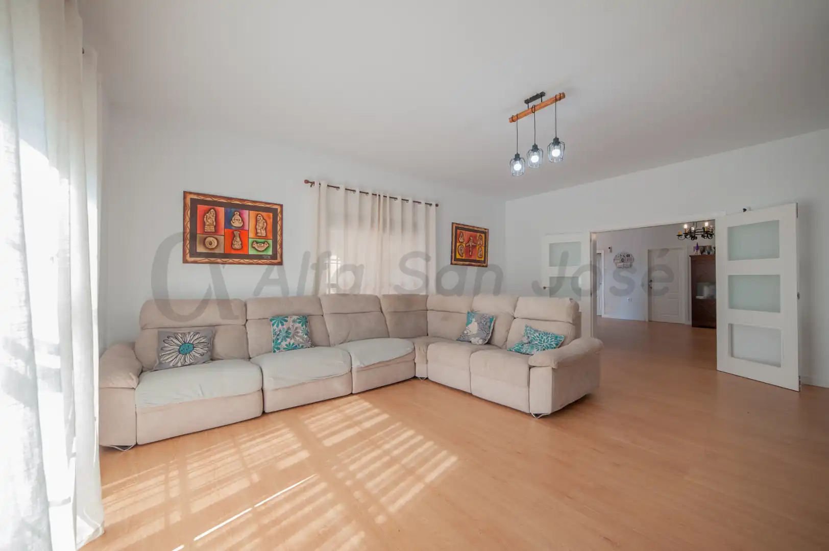 Sala d'estar de Casa o xalet en venda en La Rinconada amb Aire condicionat, Jardí privat i Piscina