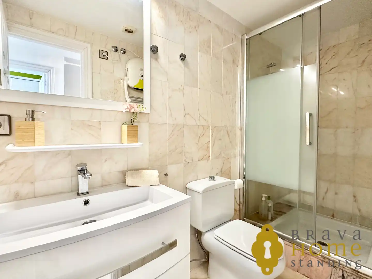 Badezimmer von Dachboden zum Verkauf in Empuriabrava mit Klimaanlage, Terrasse und Möbliert