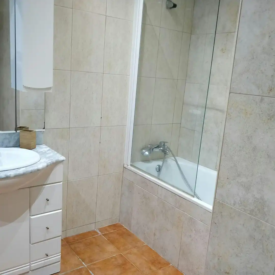Baño de Piso para compartir en Barcelona con Aire acondicionado, Calefacción y Amueblado