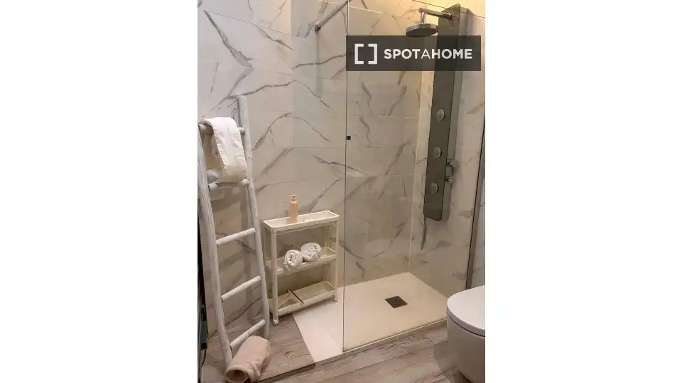 Baño de Piso de alquiler en Madrid con Aire acondicionado, Calefacción y Amueblado
