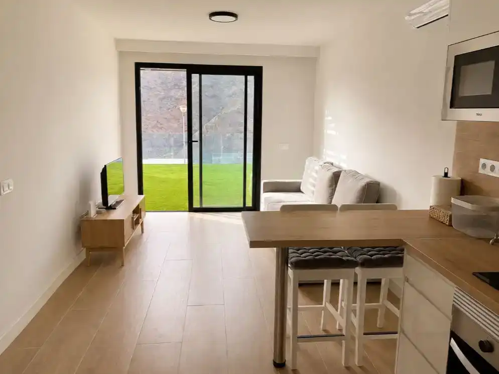Wohnzimmer von Wohnungen zur Miete in Mogán mit Klimaanlage, Privatgarten und Abstellraum