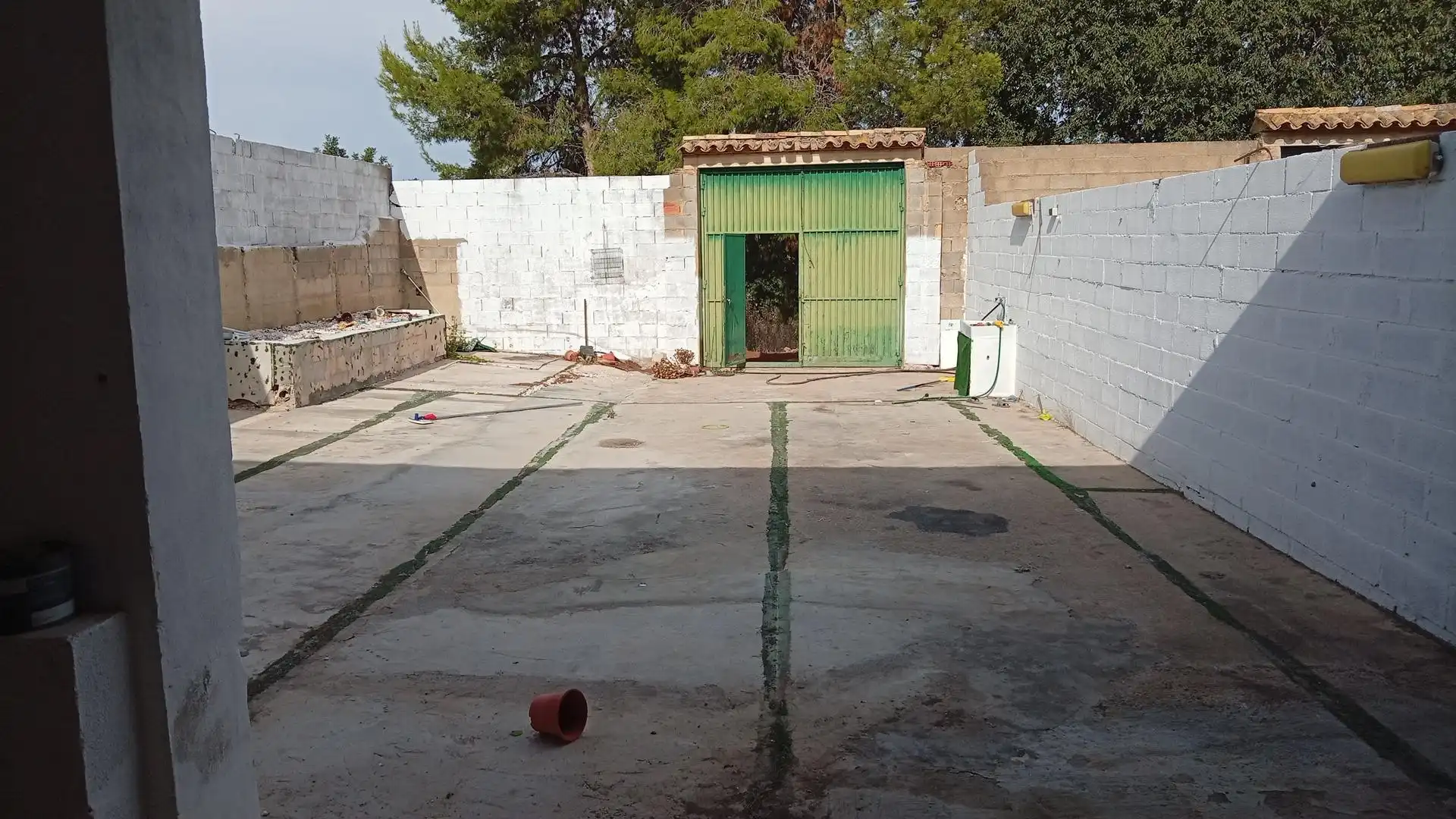 Parking of Commercial properties for rent in Chiva