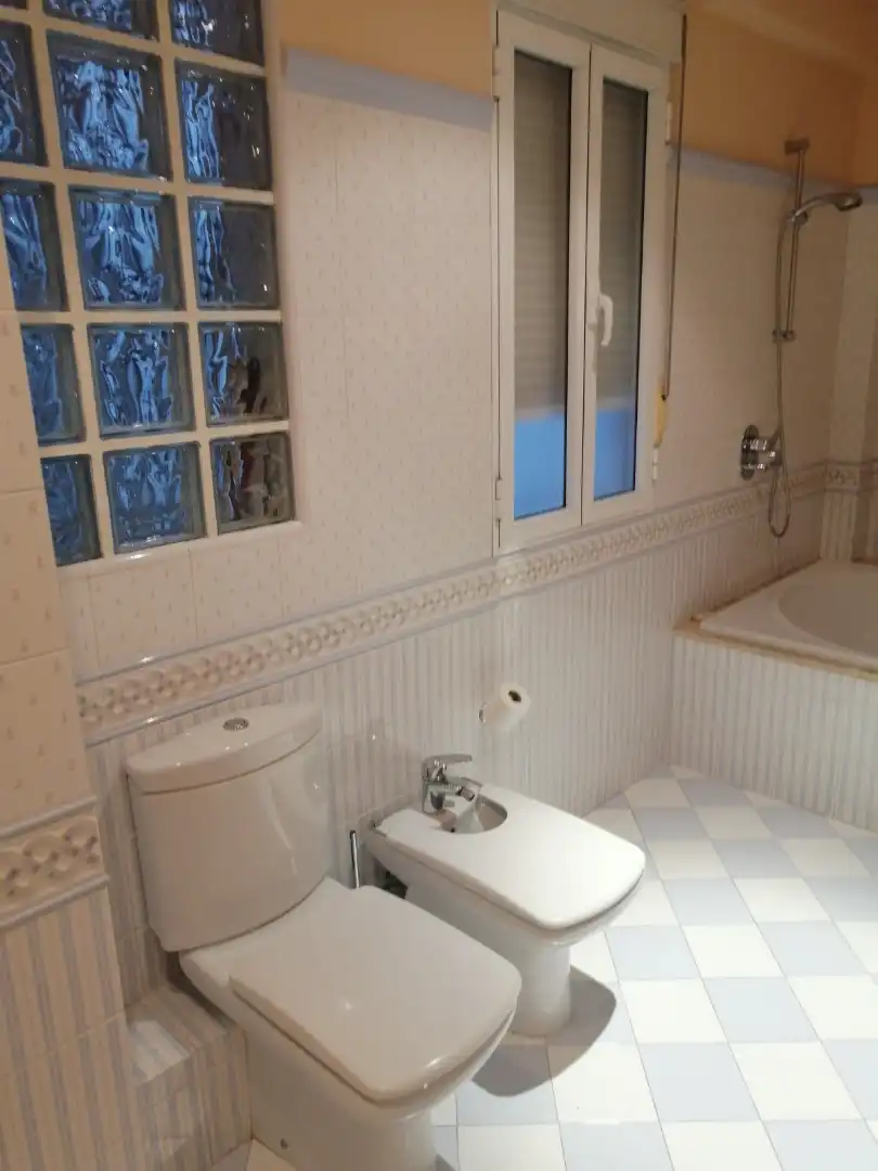 Bathroom of Flat for sale in Sevilla  with Air Conditioner, Furnished and Oven