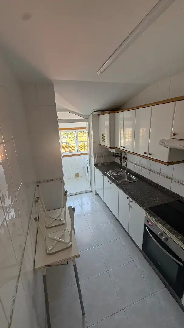 Cuina de Pis de lloguer en Vigo  amb Calefacció, Parquet i Forn