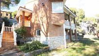 Vista exterior de Casa o xalet en venda en San Martín de Valdeiglesias amb Calefacció, Jardí privat i Traster
