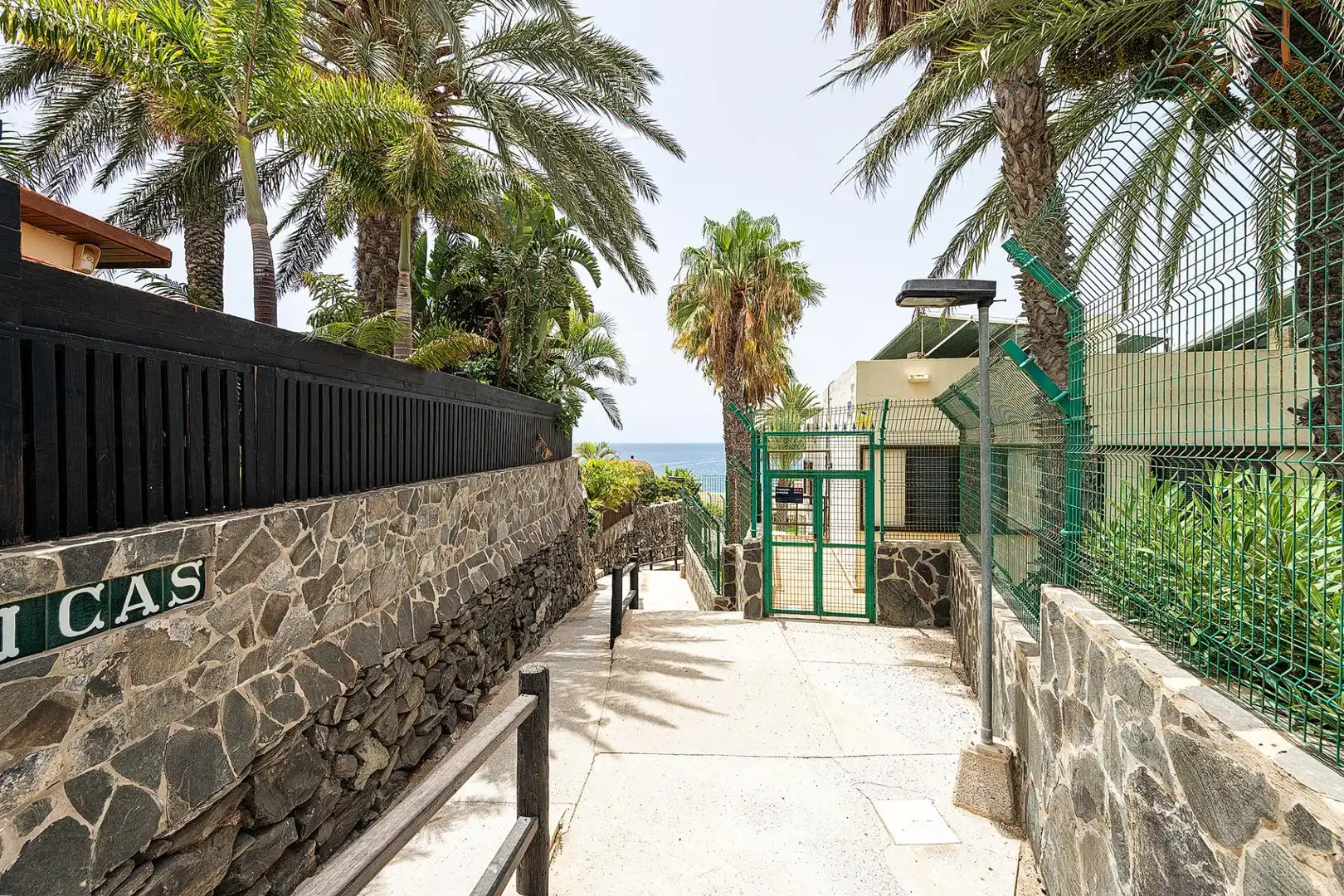 Vista exterior de Casa o chalet en venta en San Bartolomé de Tirajana con Jardín privado, Terraza y Piscina comunitaria