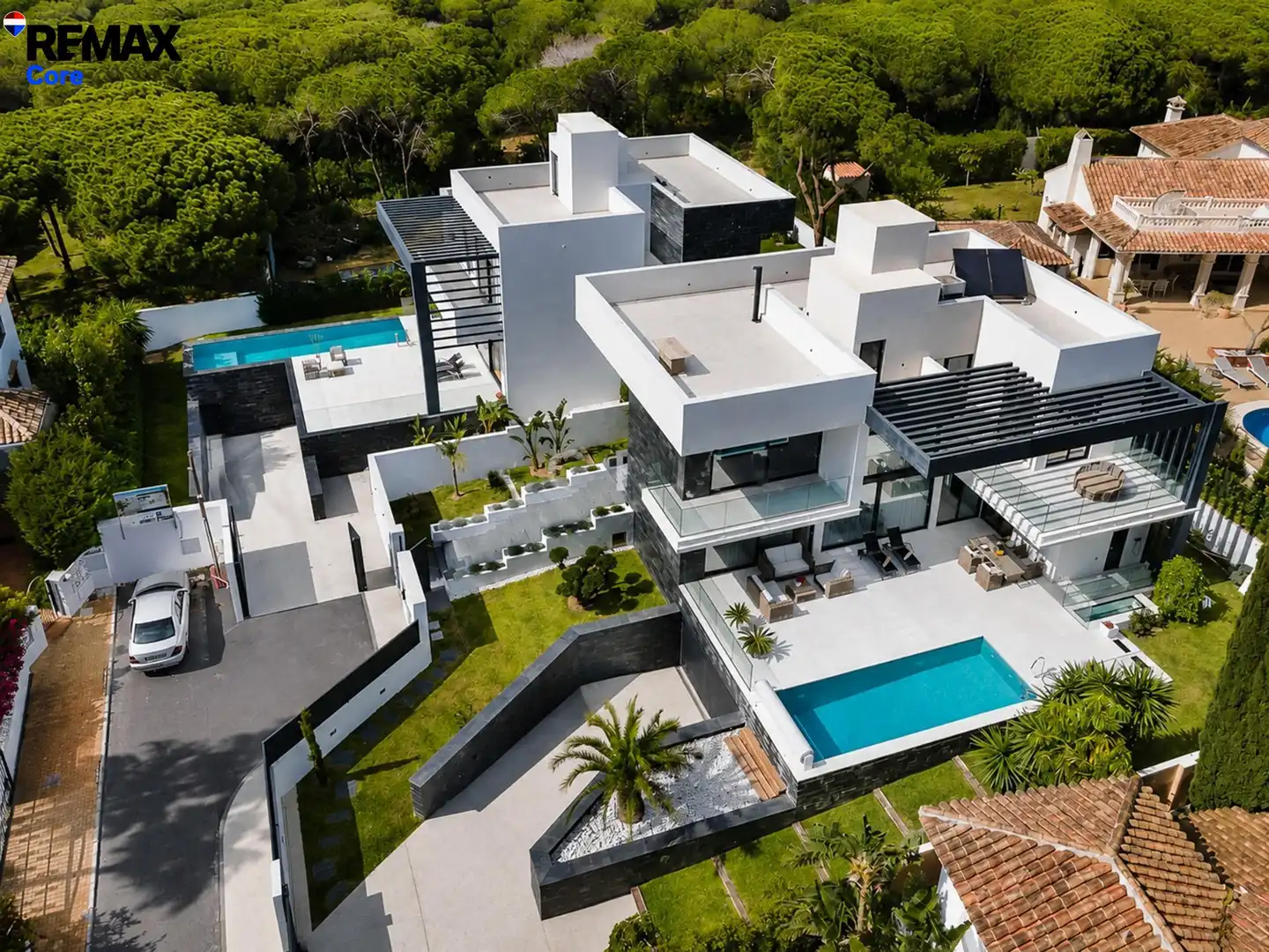 Vista exterior de Casa o xalet en venda en Marbella amb Aire condicionat, Calefacció i Jardí privat