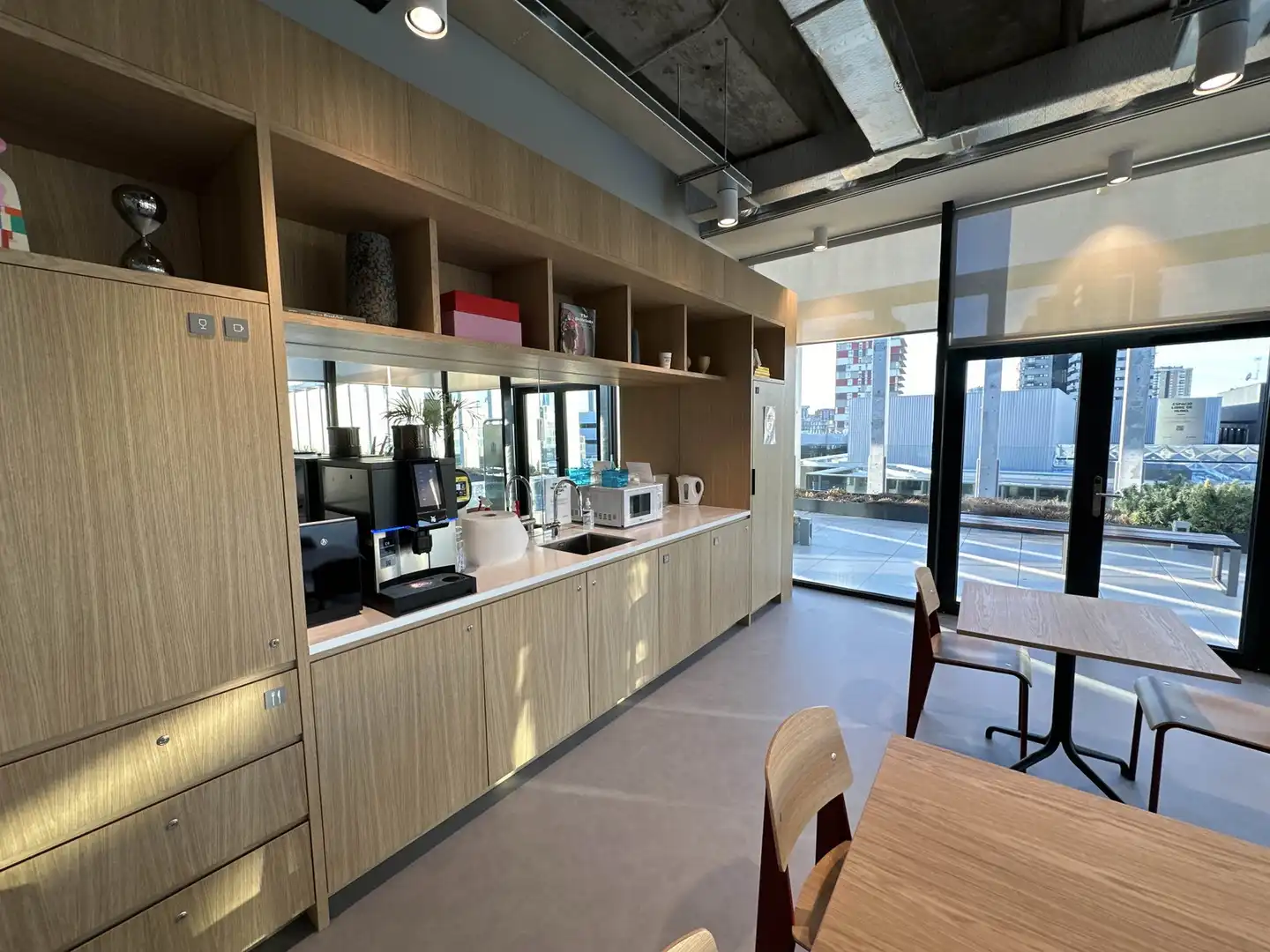 Küche von Büro zur Miete in Madrid mit Klimaanlage, Heizung und Möbliert