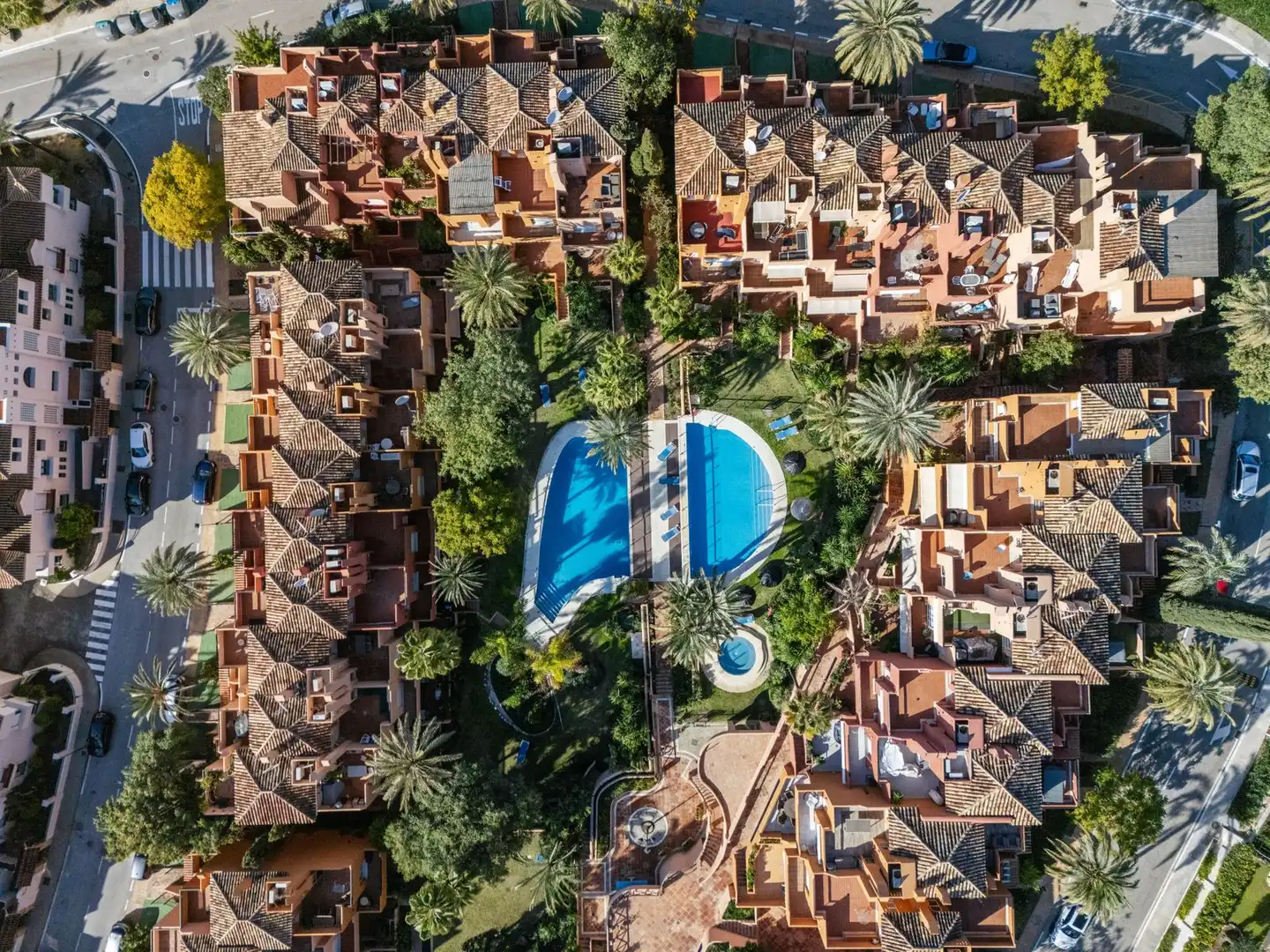 Vista exterior de Casa adosada en venda en Marbella amb Aire condicionat, Terrassa i Moblat
