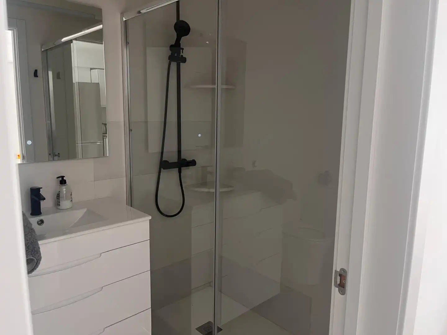 Bany de Apartament de lloguer en Las Palmas de Gran Canaria amb Aire condicionat, Moblat i Balcó