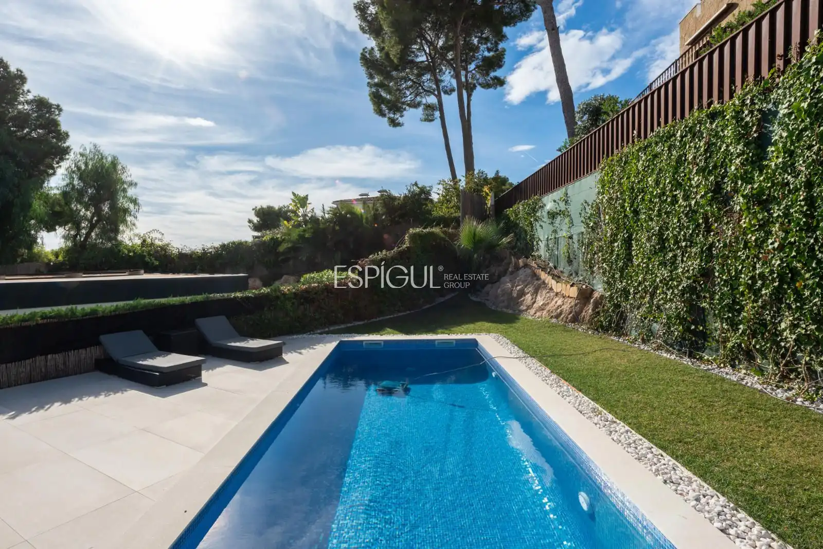 Swimming pool of Houses for sale in Castelldefels  with Air Conditioner, Heating and Parquet flooring