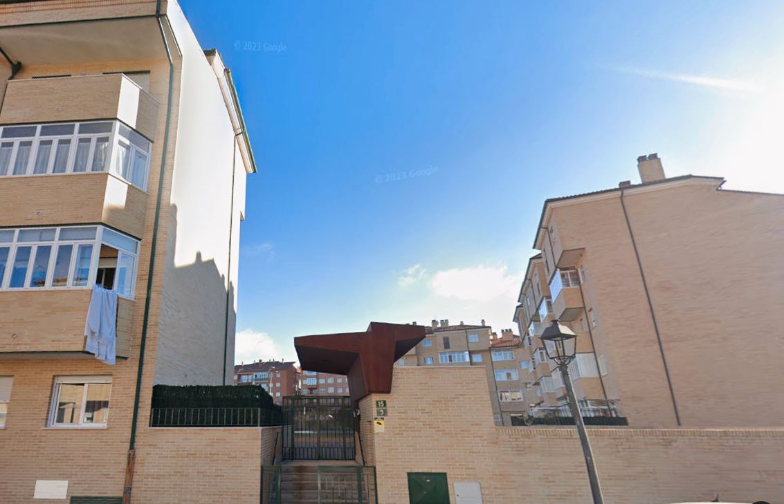 Vista exterior de Piso en venta en Ávila Capital con Trastero y Piscina comunitaria