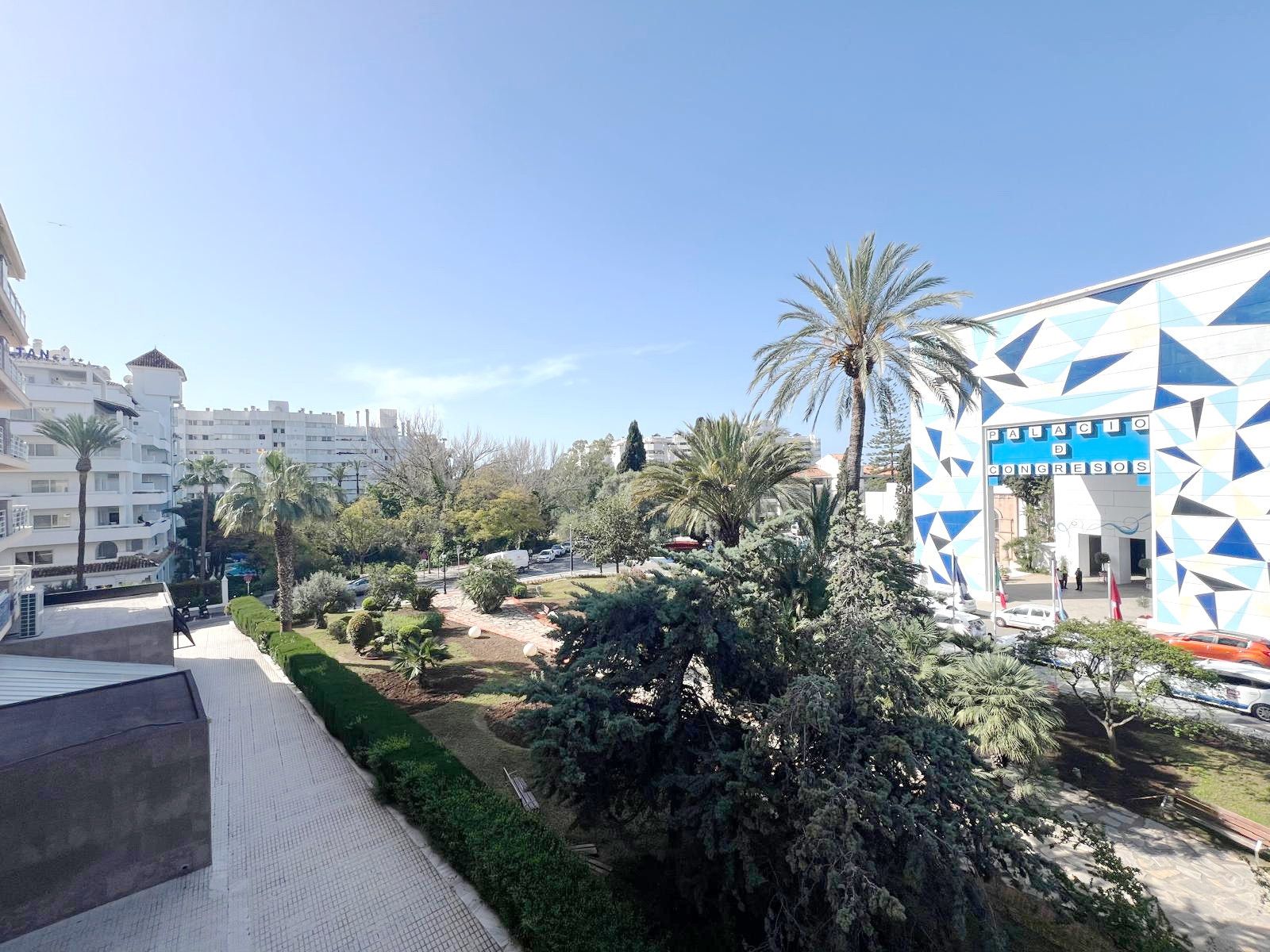 Vista exterior de Local en venda en Marbella amb Aire condicionat