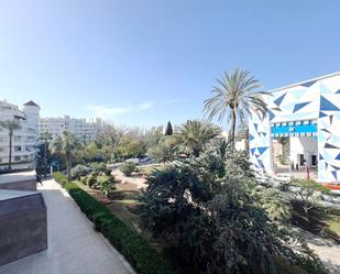 Vista exterior de Local en venda en Marbella amb Aire condicionat