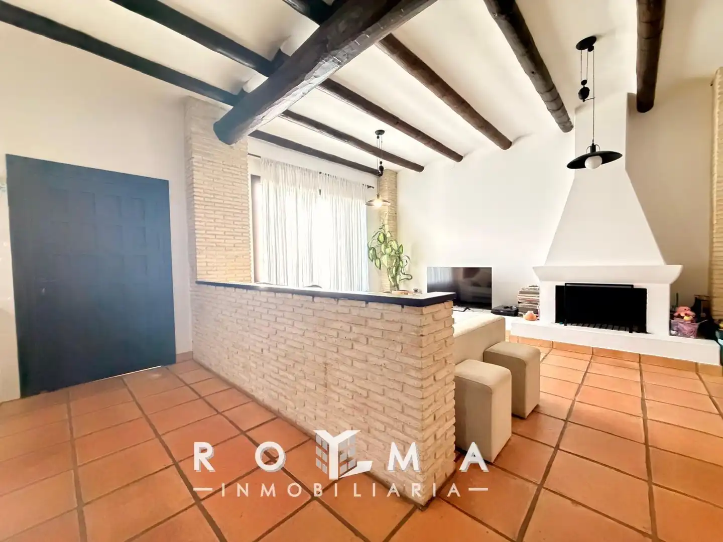 Sala d'estar de Casa adosada en venda en Dos Hermanas amb Aire condicionat, Calefacció i Jardí privat