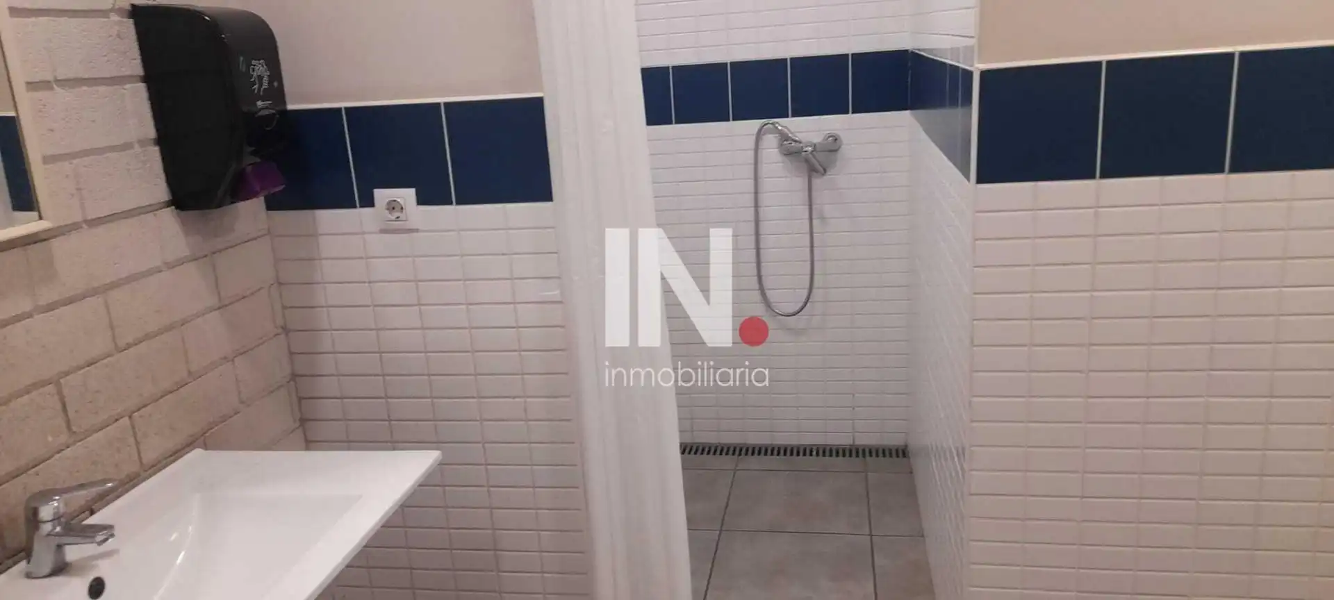 Badezimmer von Fabrikhallen zur Miete in Torrefarrera