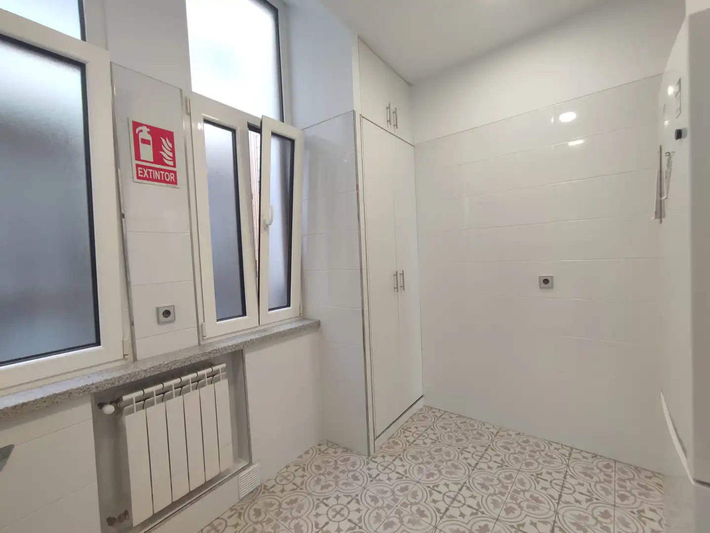 Bany de Oficina de lloguer en Gijón  amb Calefacció