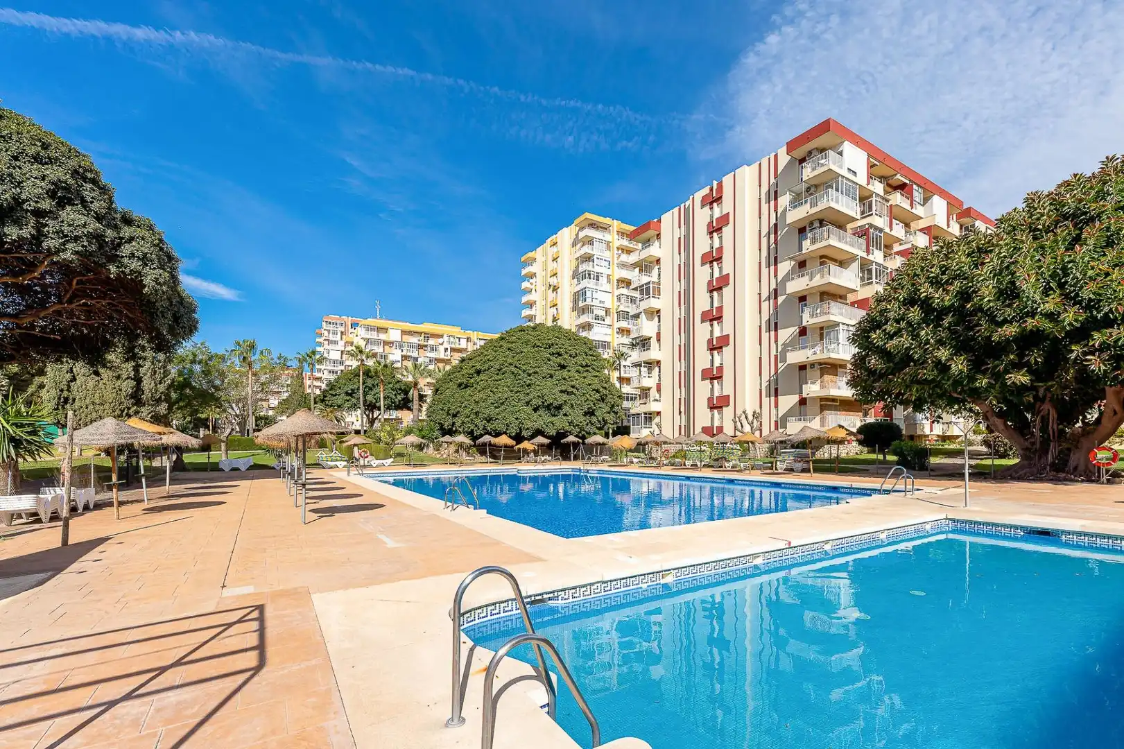 Piscina de Apartamento de alquiler en Benalmádena con Aire acondicionado, Calefacción y Jardín privado