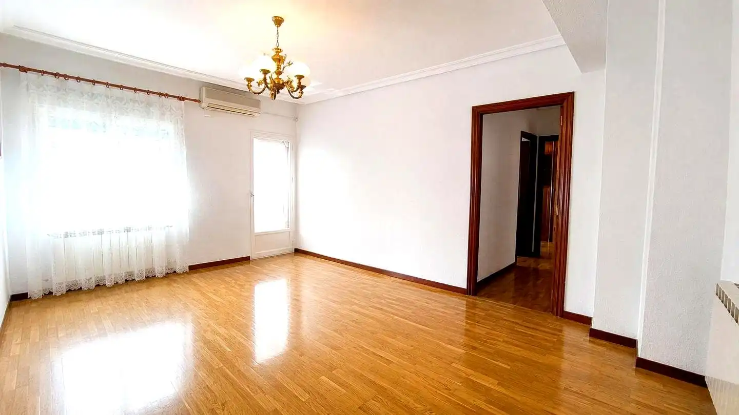 Wohnzimmer von Wohnung zum Verkauf in Cuenca mit Klimaanlage, Heizung und Parkett