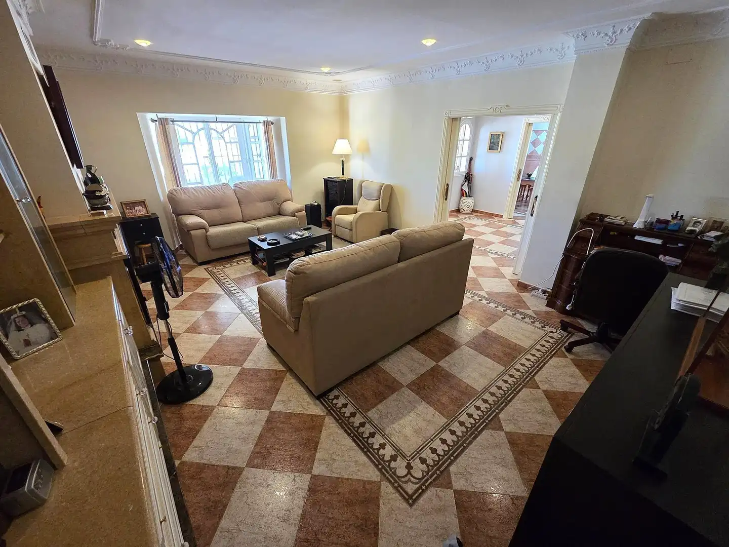 Sala d'estar de Casa o xalet en venda en Chiclana de la Frontera amb Jardí privat