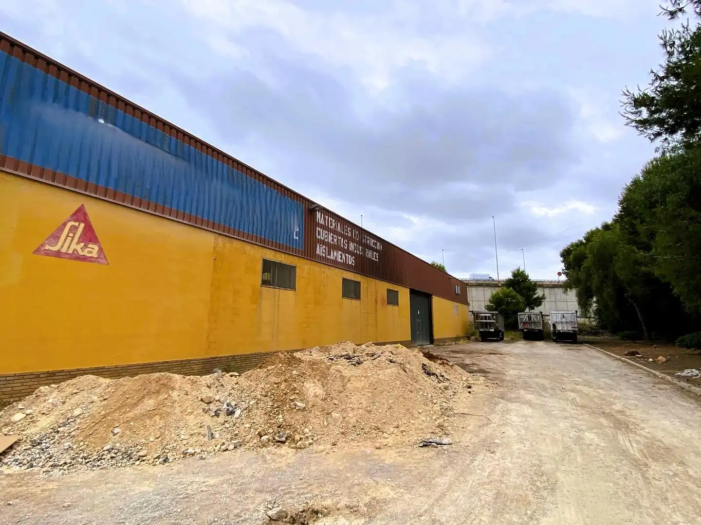 Exterior view of Industrial buildings for rent in Beniparrell