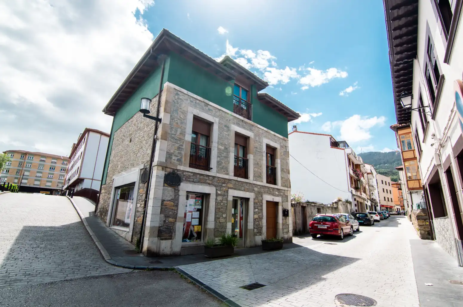 Vista exterior de Casa o xalet en venda en Salas amb Calefacció, Parquet i Moblat