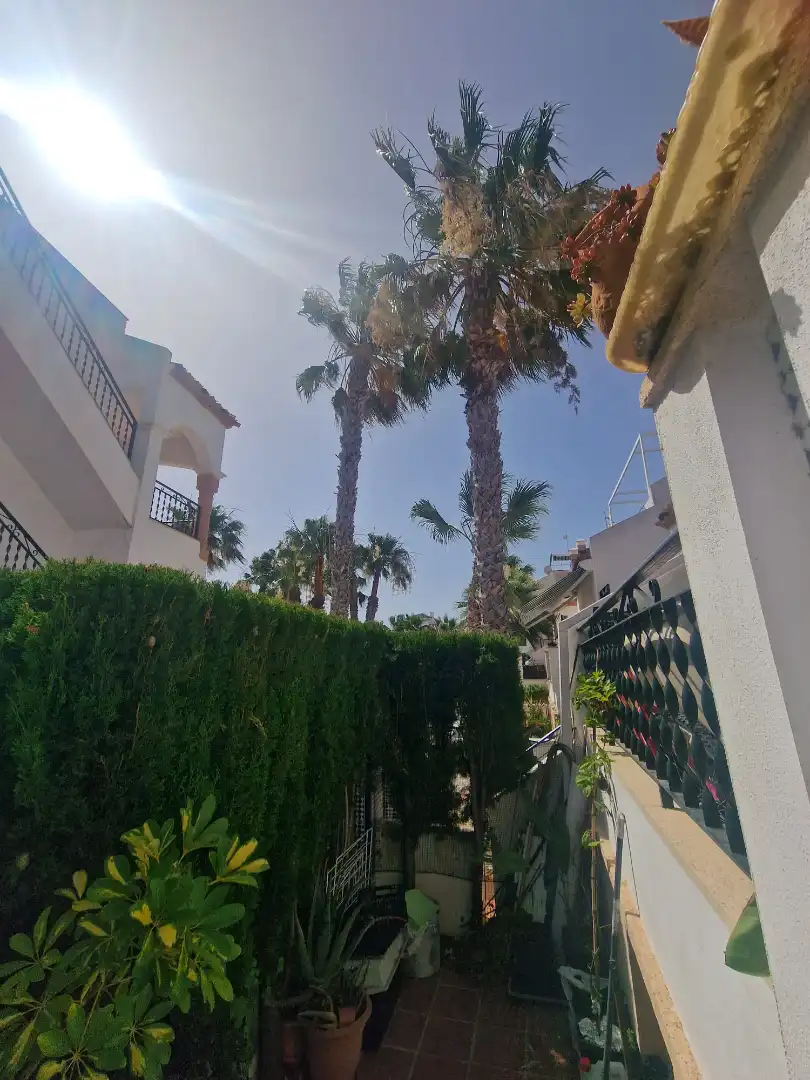 Vista exterior de Casa adosada en venda en Orihuela amb Aire condicionat, Jardí privat i Terrassa