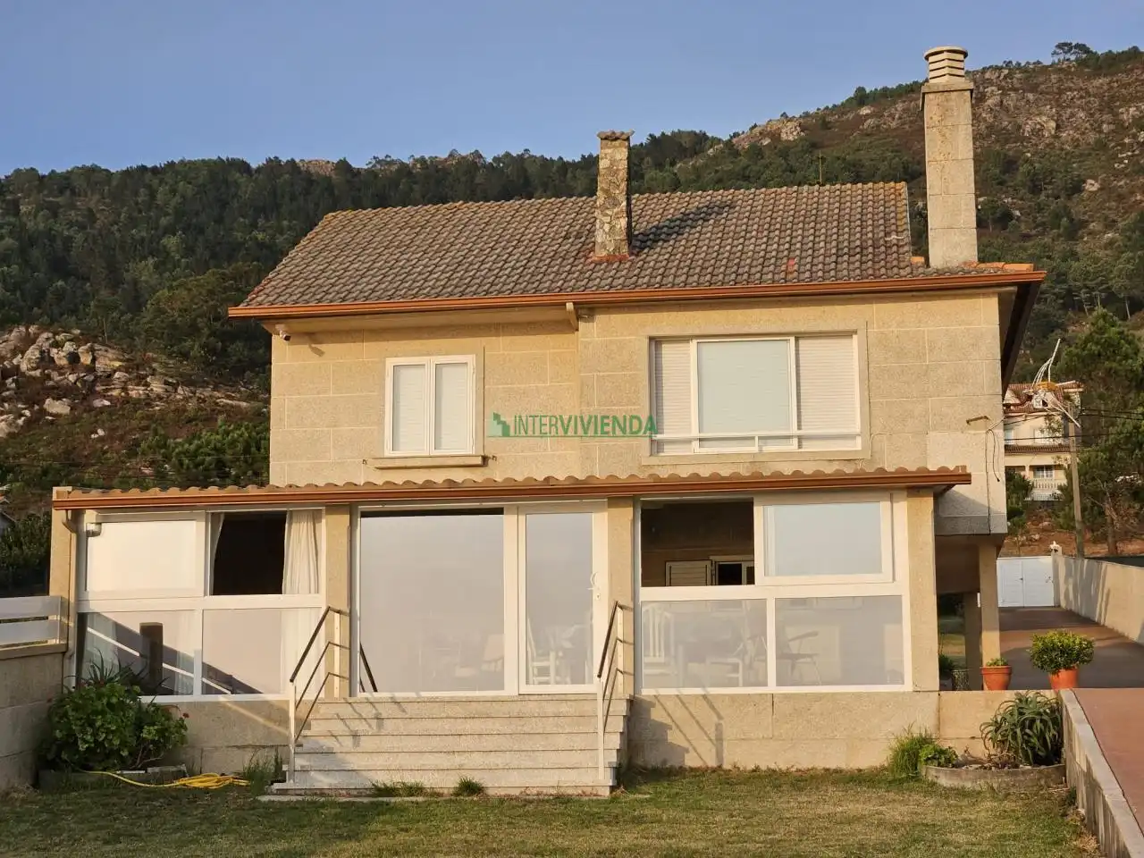 Vista exterior de Casa o xalet en venda en Oia amb Calefacció, Jardí privat i Traster
