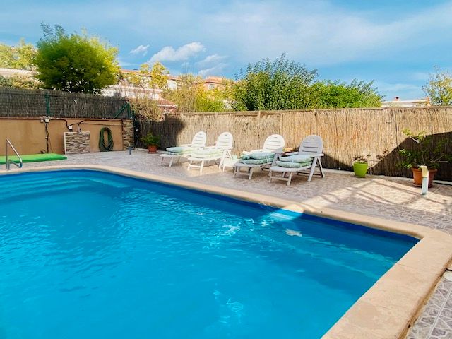 Piscina de Planta baixa en venda en Cerdanyola del Vallès amb Calefacció, Jardí privat i Terrassa