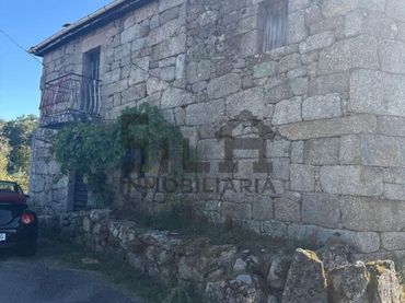 Casa con jardín en venta en LG. CENLLE