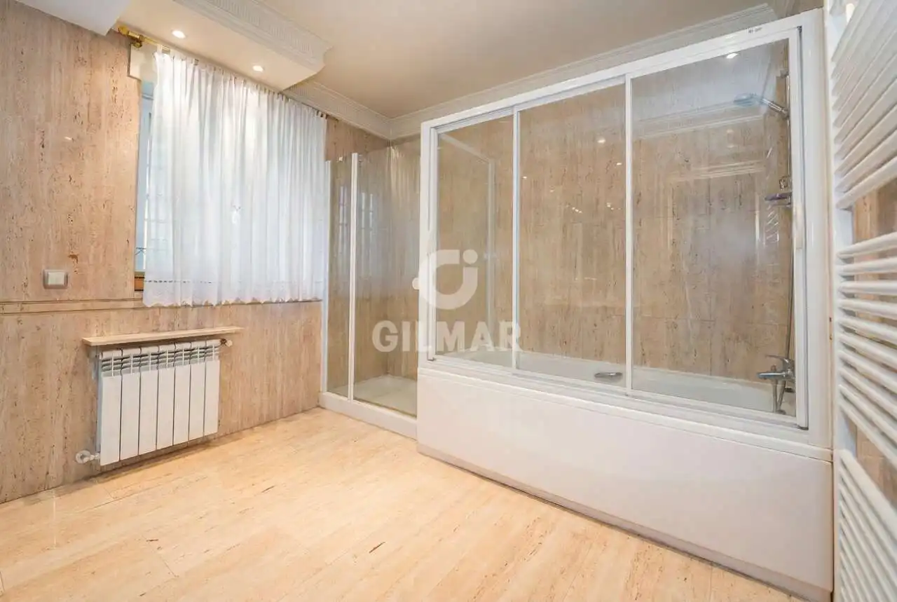 Bany de Casa o xalet en venda en Madrid amb Calefacció, Jardí privat i Piscina