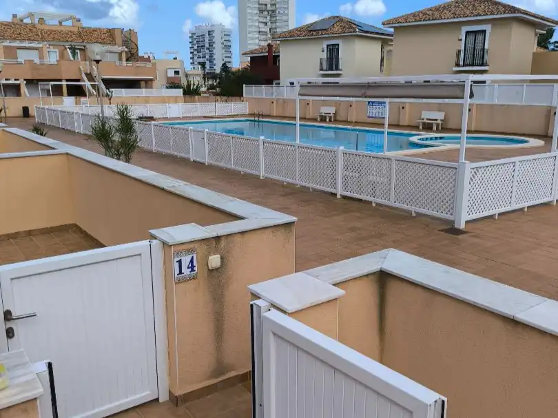 Piscina de Apartament en venda en La Manga del Mar Menor amb Aire condicionat i Terrassa