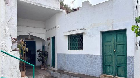 Casa con cuevas y terreno en ValerónGáldar