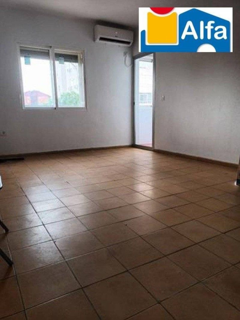 Sala d'estar de Pis en venda en Cáceres Capital amb Aire condicionat i Jardí privat