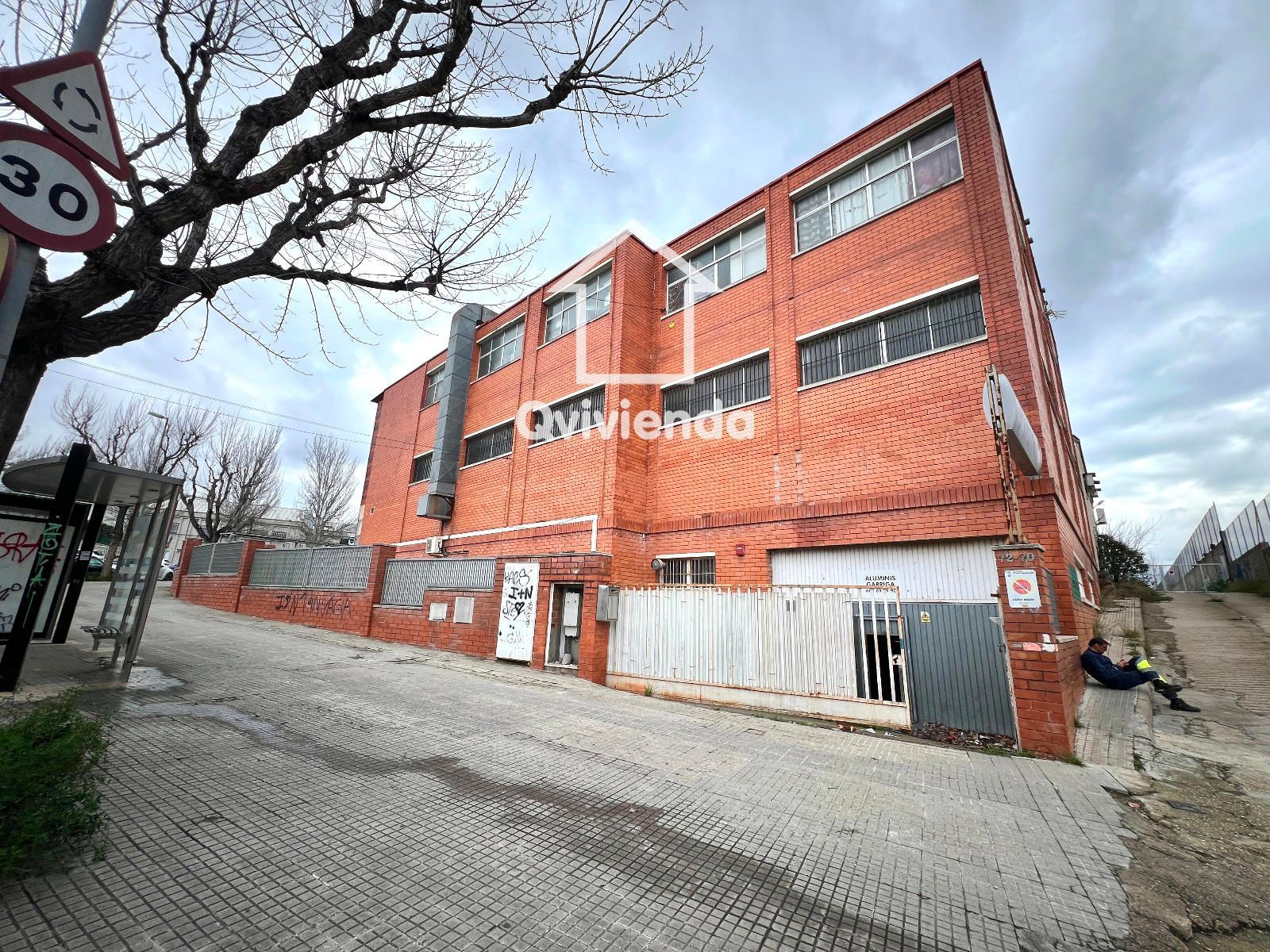 Vista exterior de Nau industrial en venda en Sant Cugat del Vallès