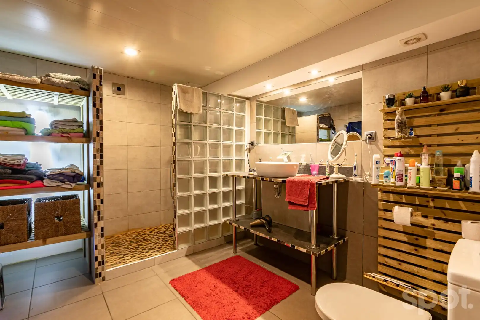 Badezimmer von Wohnung zum Verkauf in Barcelona mit Klimaanlage, Privatgarten und Möbliert