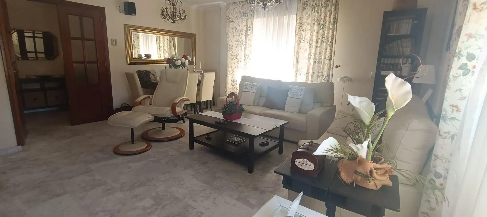 Sala d'estar de Casa adosada en venda en Algeciras amb Aire condicionat, Moblat i Alarma