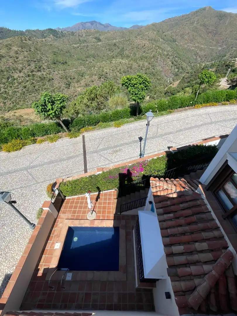 Vista exterior de Casa adosada en venta en Benahavís con Aire acondicionado, Jardín privado y Terraza