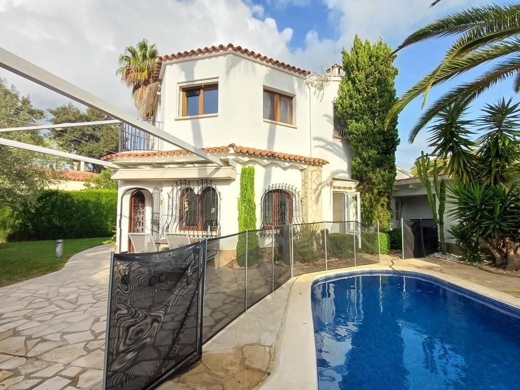 Vista exterior de Casa o chalet de alquiler en Oliva con Aire acondicionado, Jardín privado y Piscina