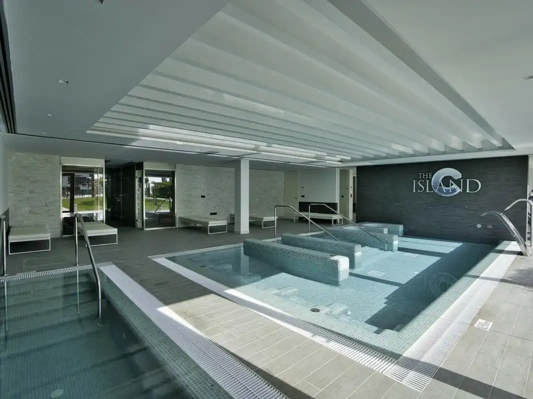 Piscina de Casa adosada en venda en Estepona amb Aire condicionat, Calefacció i Terrassa