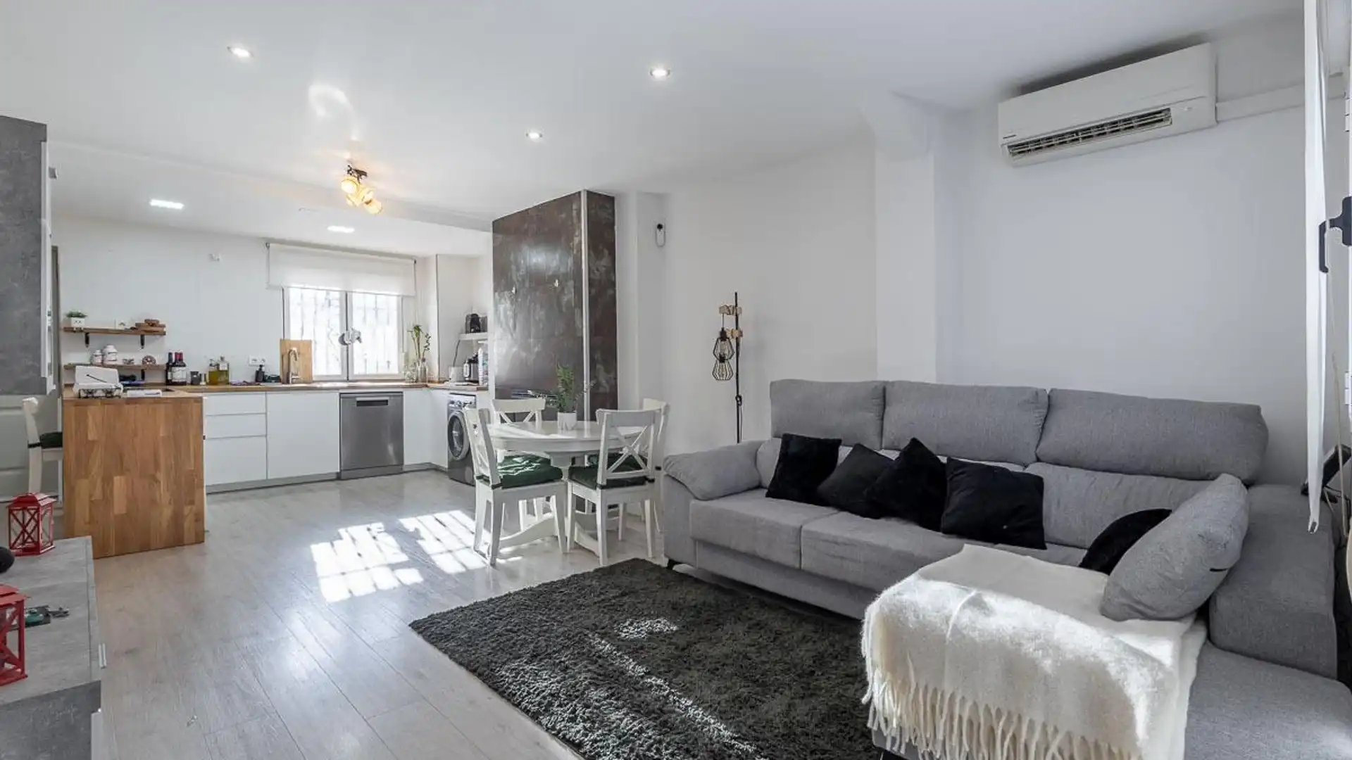 Sala de estar de Casa adosada en venta en Monachil con Aire acondicionado, Parquet y Trastero